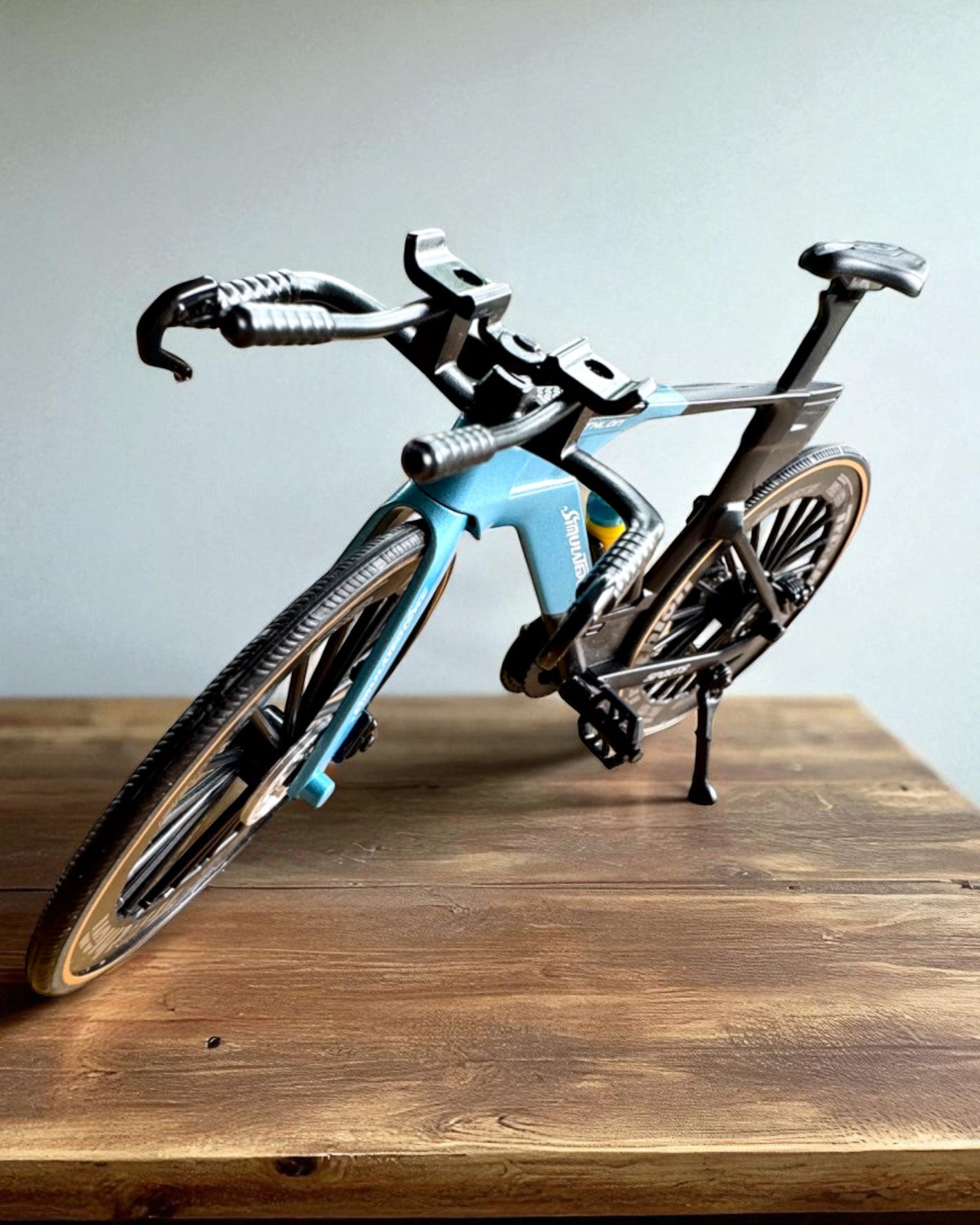 Miniaturemodel af triathloncykel "SpeedStorm 1.2" personalisering med gravering som gave