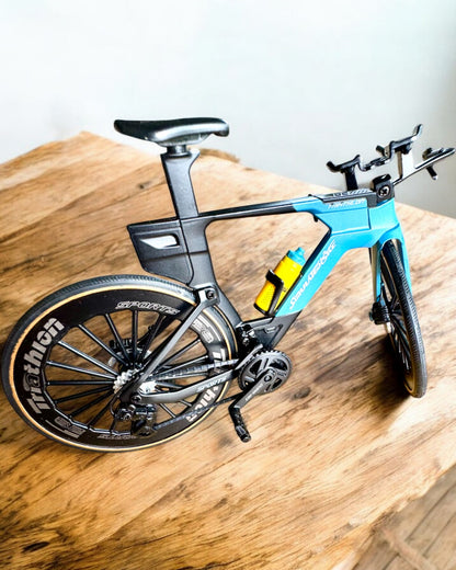 Miniaturemodel af triathloncykel "SpeedStorm 1.2" personalisering med gravering som gave