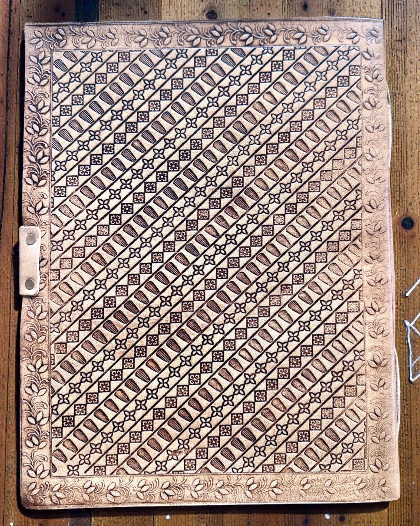 Mindebog i læder Arv – personligt tilpasset notesbog 25 × 33 cm