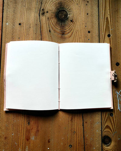 Mindebog i læder Arv – personligt tilpasset notesbog 25 × 33 cm