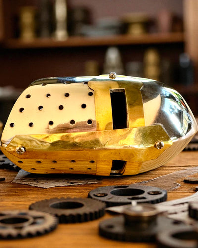 Mini Riddershjelm „Guardian” af messing – håndlavet, 12 cm, mulighed for tilpasning med gravering som gave