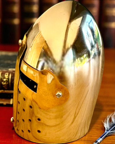 Mini Riddershjelm „Guardian” af messing – håndlavet, 12 cm, mulighed for tilpasning med gravering som gave