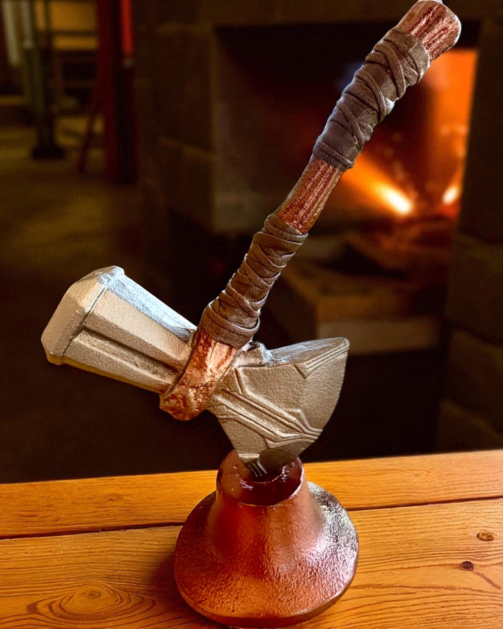 Storm Relic – dekorativ hammer med base, 26 cm, håndlavet, mulighed for tilpasning med gravering som gave