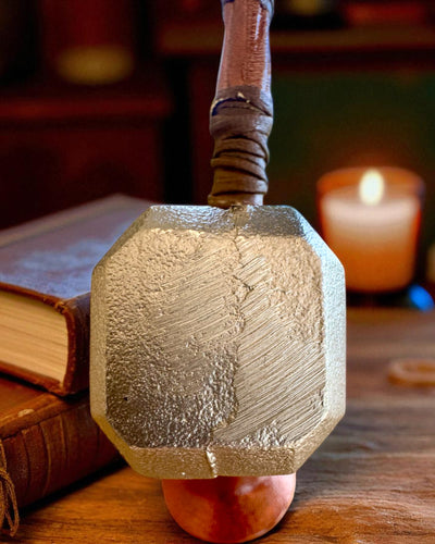 Storm Relic – dekorativ hammer med base, 26 cm, håndlavet, mulighed for tilpasning med gravering som gave