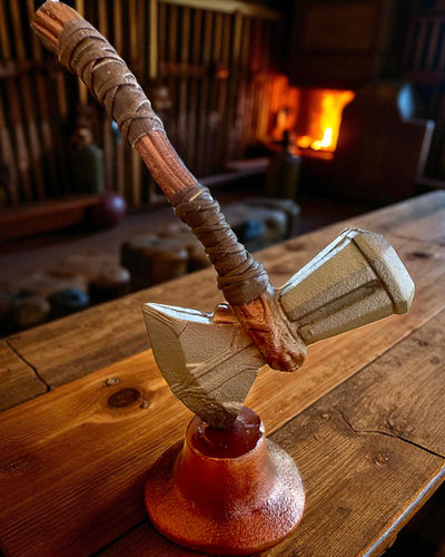 Storm Relic – dekorativ hammer med base, 26 cm, håndlavet, mulighed for tilpasning med gravering som gave