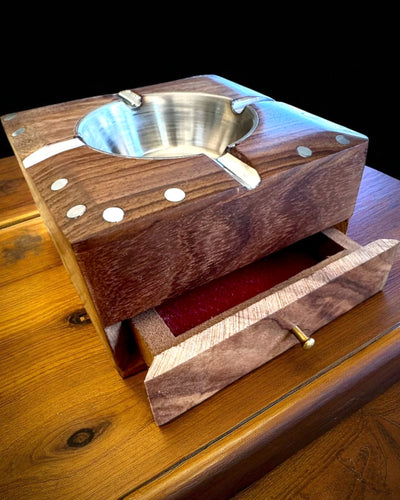 Rhino – Håndlavet askebæger af Shisham-træ og messing, 11 cm bred, mulighed for tilpasning med gravering