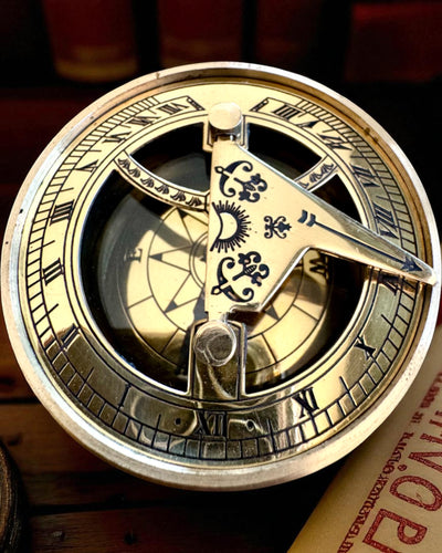 Solkompas Voyager 7cm – messing solur med kompas, tilpasning med gravering som gave