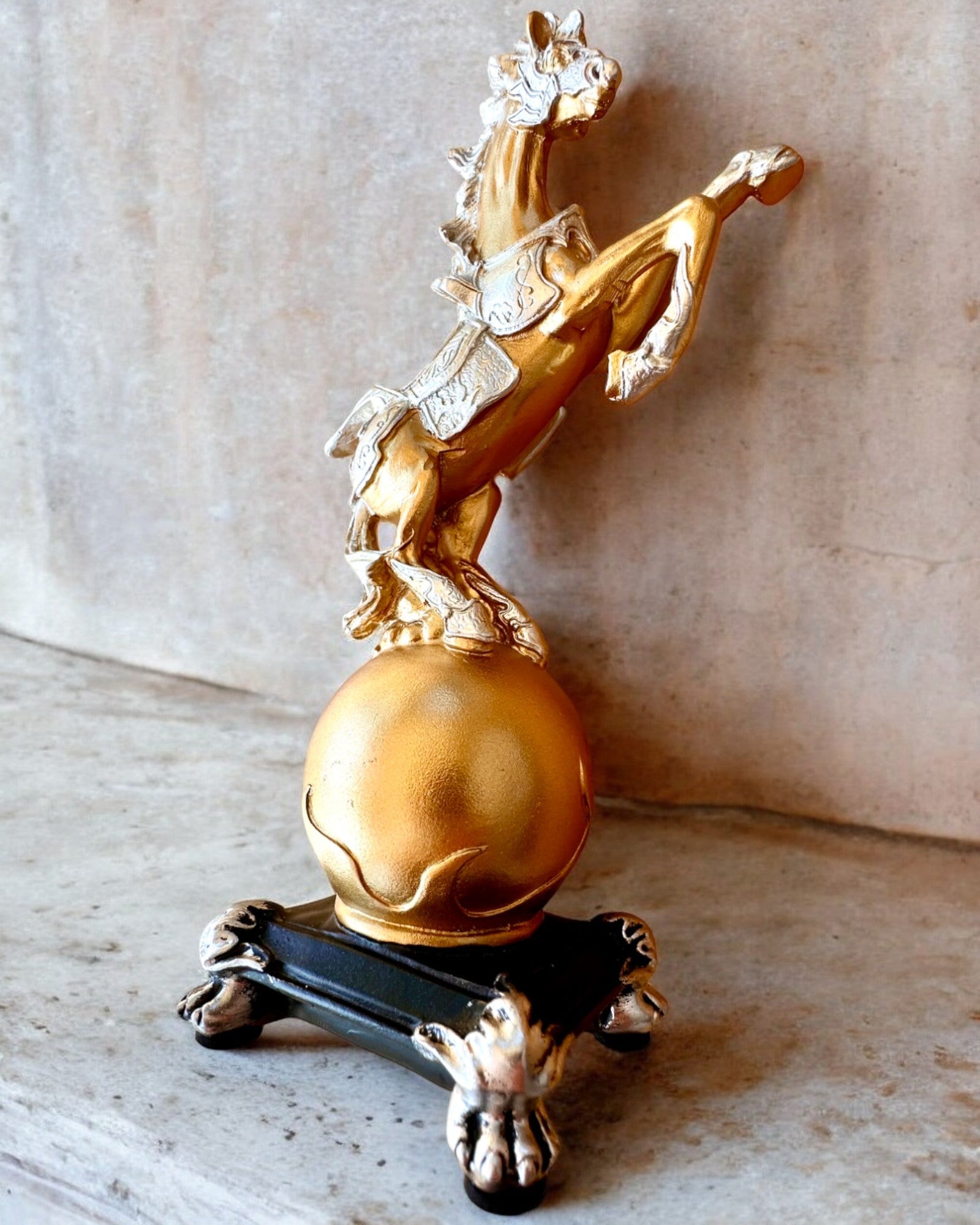 Elegant statuette "Złoty Rumak" - med mulighed for gravering som gave