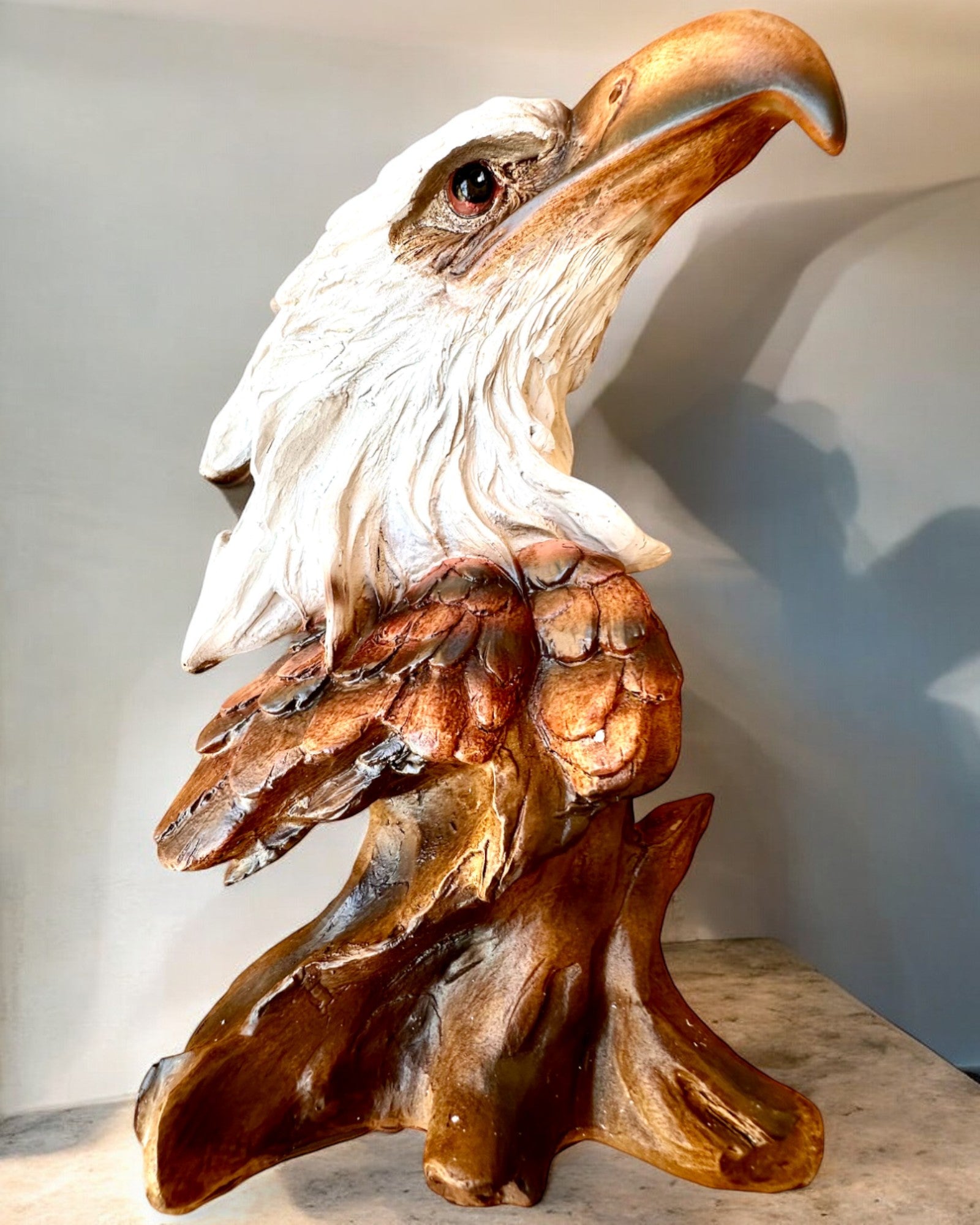 "Orzeł Wolności" - Skulptur af Harpiks med Mulighed for Gravering som gave 26,5 cm høj