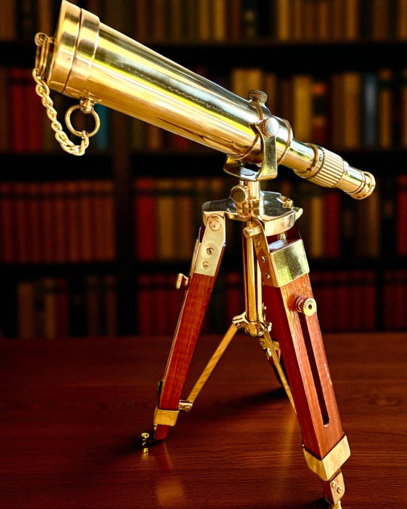 Celestial-lup på Træstander 41 cm, mulighed for personalisering med gravering som gave