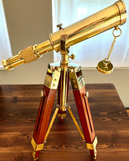 Celestial-lup på Træstander 41 cm, mulighed for personalisering med gravering som gave