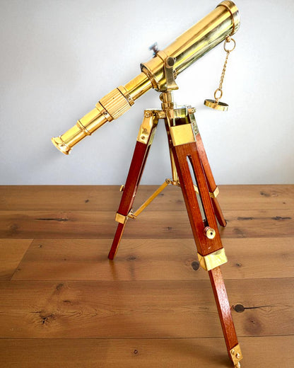 Celestial-lup på Træstander 41 cm, mulighed for personalisering med gravering som gave
