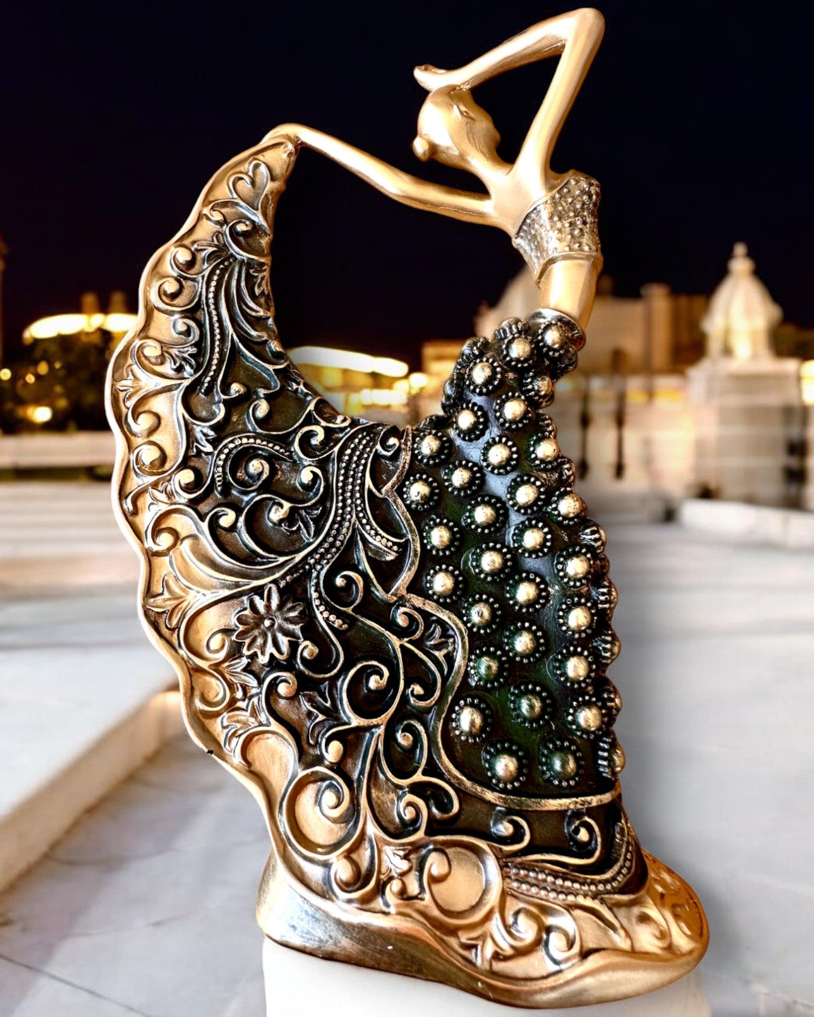 Elegant skulptur "Tancerka Złotego Blasku", 29 cm høj, med mulighed for gravering som gave