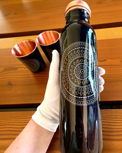 Kobbersæt Mandala – Flaske 1L + 2 Krus i Etui, mulighed for personliggørelse med gravering som gave