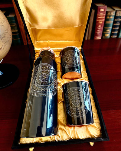 Kobbersæt Mandala – Flaske 1L + 2 Krus i Etui, mulighed for personliggørelse med gravering som gave