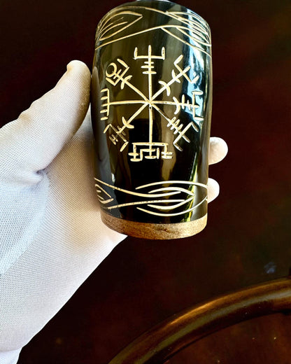 Valknut Håndlavet lille kop af bøffelhorn med nordiske symboler, mulighed for tilpasning som gave med gravering