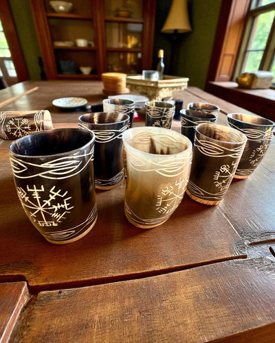 Valknut Håndlavet lille kop af bøffelhorn med nordiske symboler, mulighed for tilpasning som gave med gravering