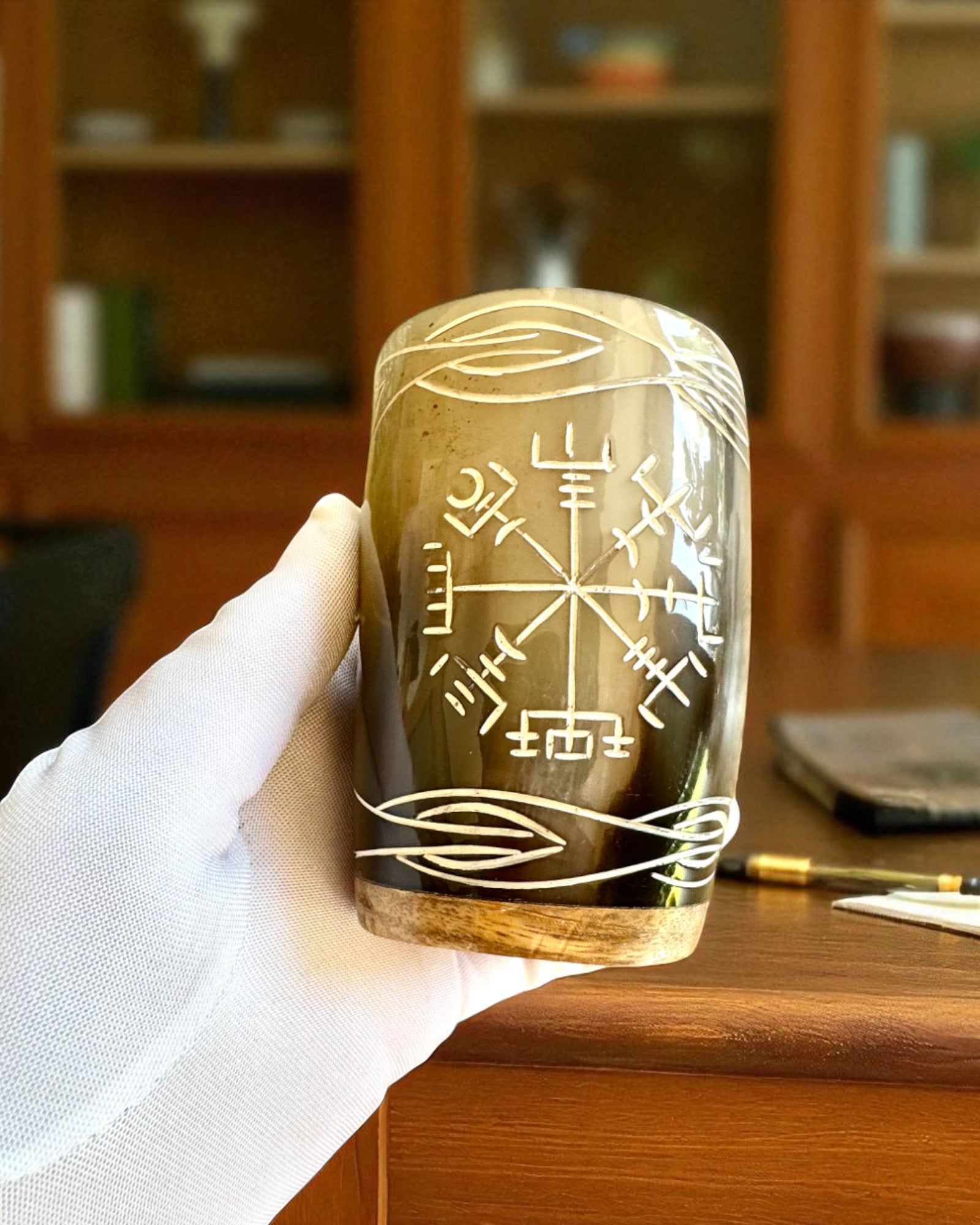 Valknut Håndlavet lille kop af bøffelhorn med nordiske symboler, mulighed for tilpasning som gave med gravering