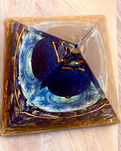 Orgonitisk energipyramide "Zenith" med Lapis Lazuli, ideel som gave