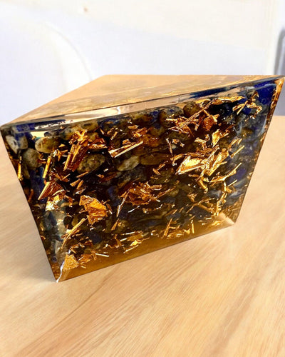 Orgonitisk energipyramide "Zenith" med Lapis Lazuli, ideel som gave