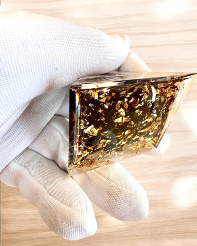 Orgonitisk Energi Pyramide af Kosmisk Energi - Amulet med Ametyst og Spåner