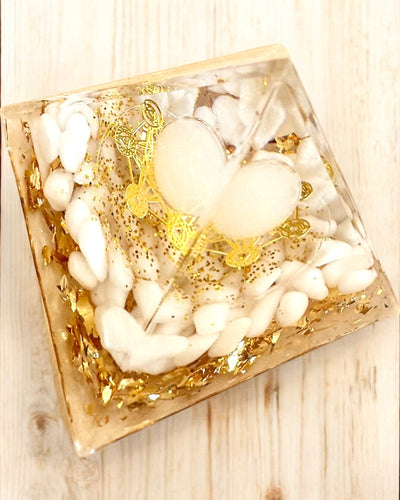 Orgonitisk Energi Pyramide med Hvide Sten - "Golden Harmony", ideel som gave