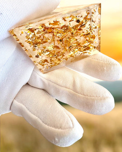 Orgonitisk Energi Pyramide med Hvide Sten - "Golden Harmony", ideel som gave