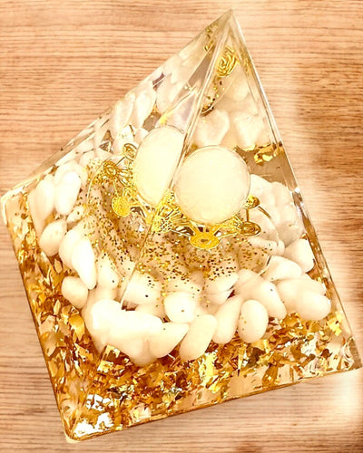 Orgonitisk Energi Pyramide med Hvide Sten - "Golden Harmony", ideel som gave