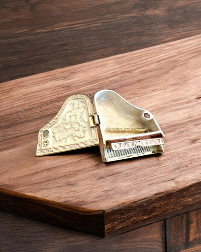 Elegant smykkeskrin "Mini Flygel - klassiske roser" - med mulighed for gravering som gave