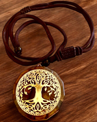 Amulet "Livets Træ" med tigerøje, halskæde som gave med personlig gravering