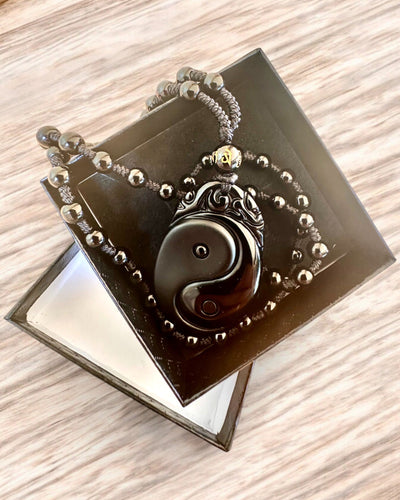 Obsidian Yin Yang Amulet med Gravering - Harmoni og Beskyttelse, personalisering med gravering til gave