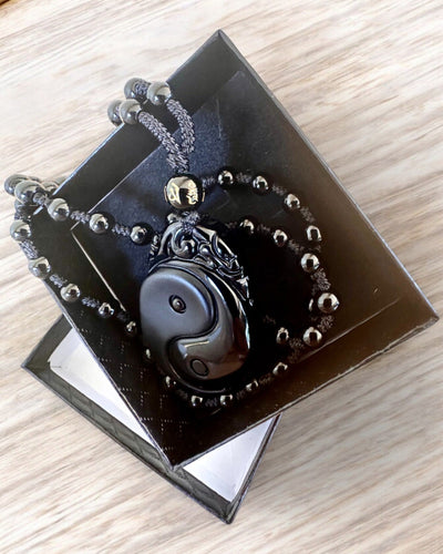 Obsidian Yin Yang Amulet med Gravering - Harmoni og Beskyttelse, personalisering med gravering til gave
