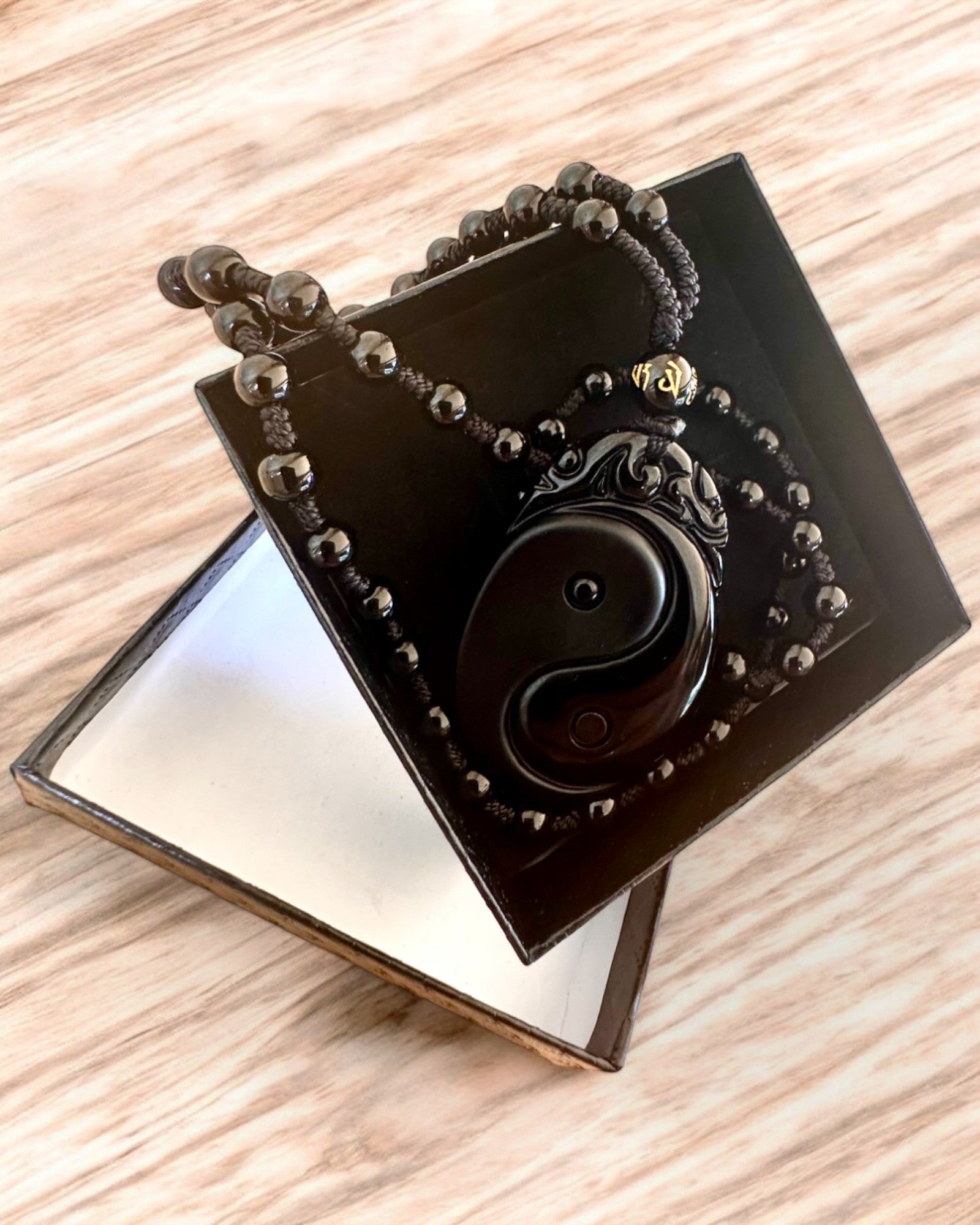 Obsidian Yin Yang Amulet med Gravering - Harmoni og Beskyttelse, personalisering med gravering til gave