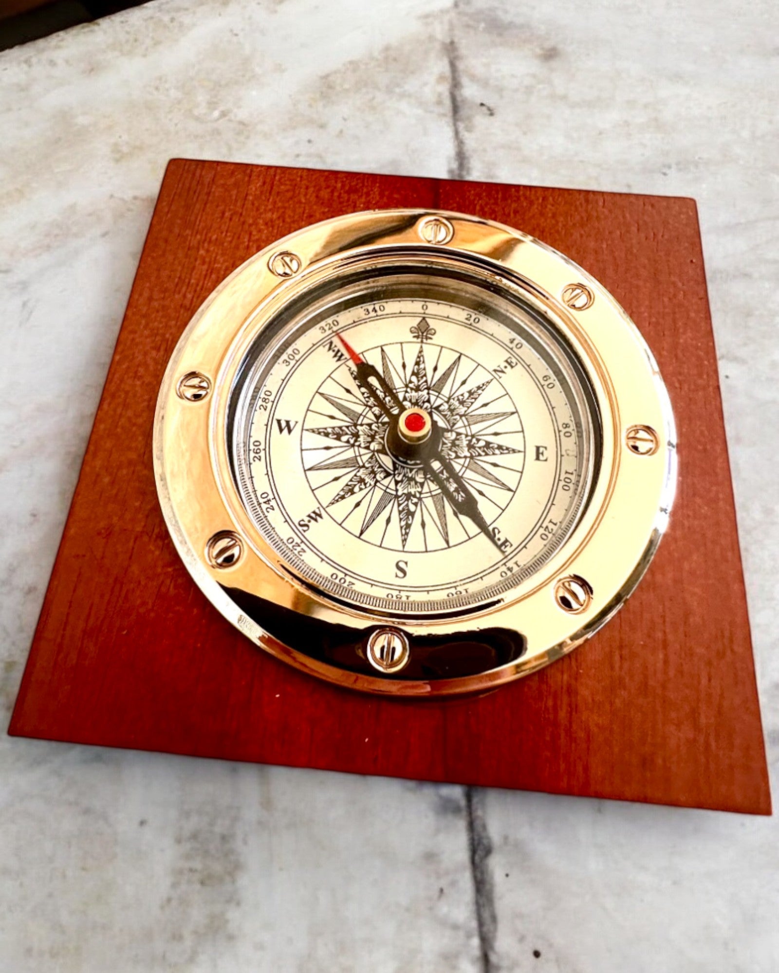 Kompas "Navigator2" - Klassisk Elegance i Messing og Træ, personalisering med gravering som gave