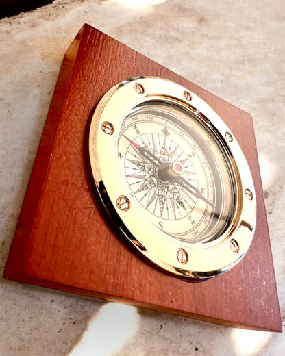 Kompas "Navigator2" - Klassisk Elegance i Messing og Træ, personalisering med gravering som gave