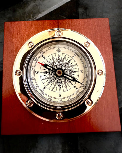 Kompas "Navigator2" - Klassisk Elegance i Messing og Træ, personalisering med gravering som gave