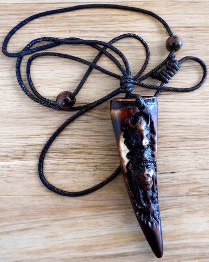 Wilczy Kieł halskæde, amulet af harpiks - Naturens Mystiske Kraft, mulighed for personlig gravering som gave