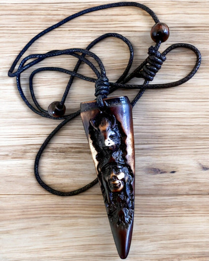 Wilczy Kieł halskæde, amulet af harpiks - Naturens Mystiske Kraft, mulighed for personlig gravering som gave