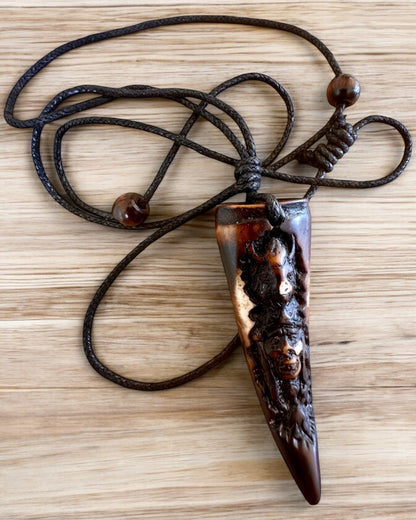 Wilczy Kieł halskæde, amulet af harpiks - Naturens Mystiske Kraft, mulighed for personlig gravering som gave