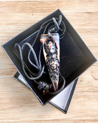 Wilczy Kieł halskæde, amulet af harpiks - Naturens Mystiske Kraft, mulighed for personlig gravering som gave