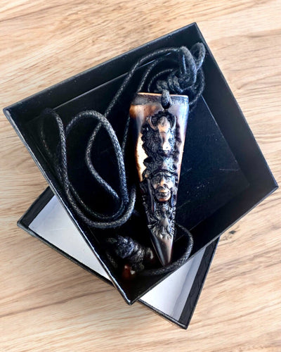 Wilczy Kieł halskæde, amulet af harpiks - Naturens Mystiske Kraft, mulighed for personlig gravering som gave