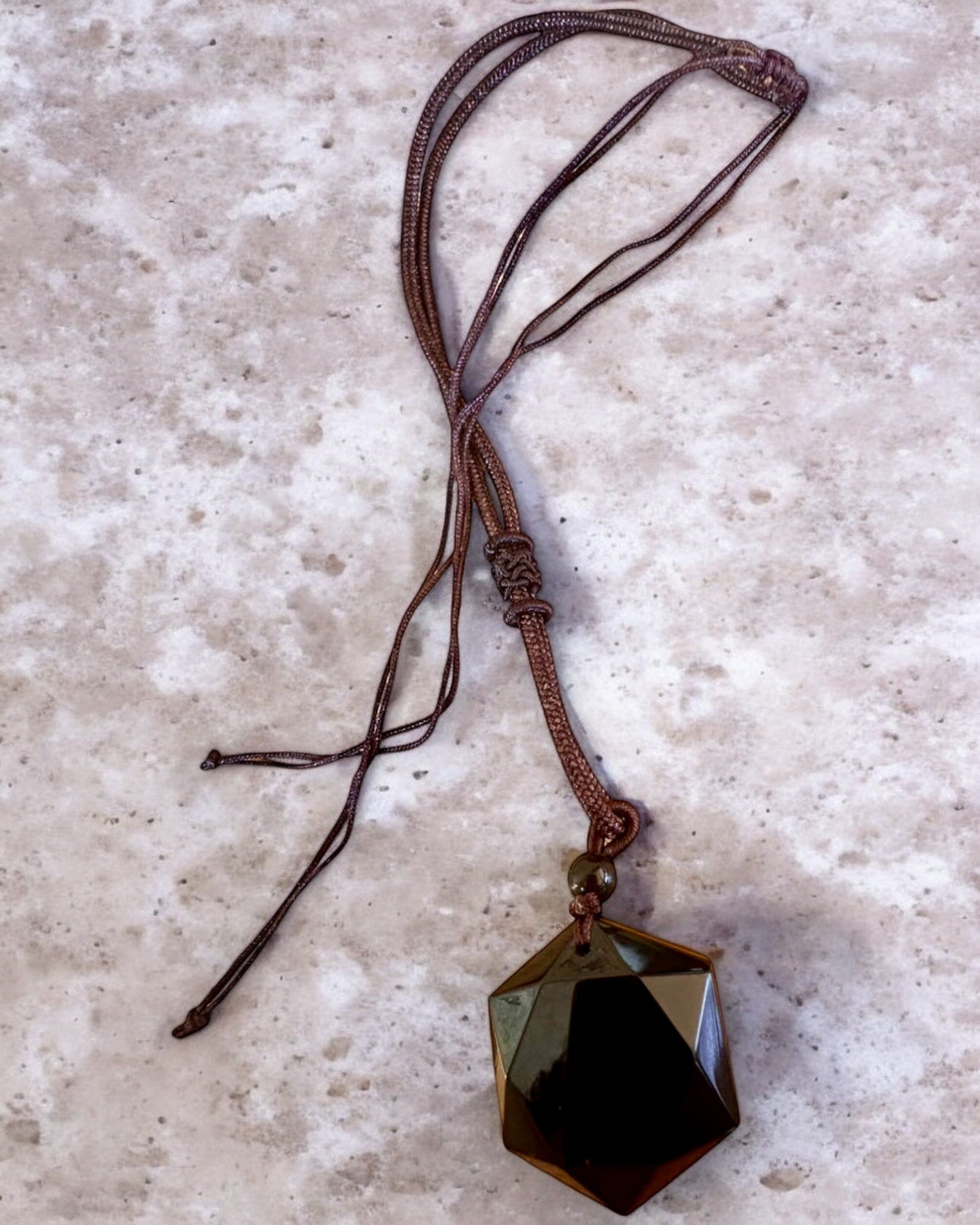 Amulet af sort obsidian "Davidsstjerne", mulighed for personlig gravering som gave