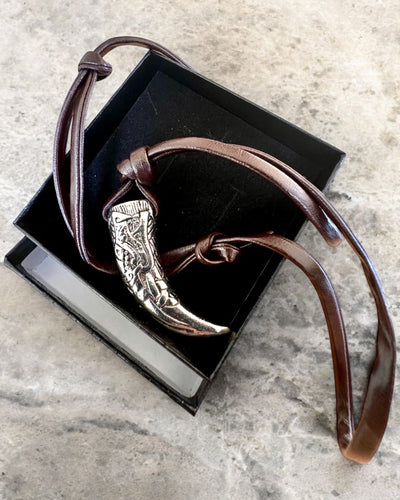 Wilczy Kieł i rustfrit stål – Amulet af Mod, halskæde med mulighed for personlig gravering som gave