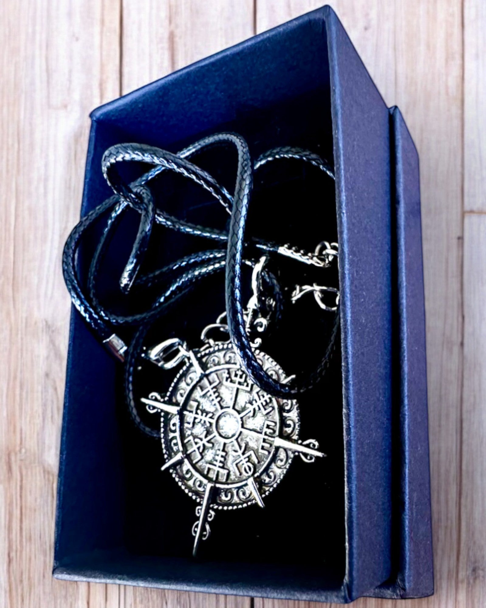 Amulet "Wojownik Północy" - Vikingekompas, mulighed for personlig gravering som gave, 2 varianter at vælge imellem