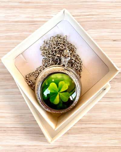 Lommeur "CloverTime" med firkløvermotiv, mulighed for personlig gravering som gave