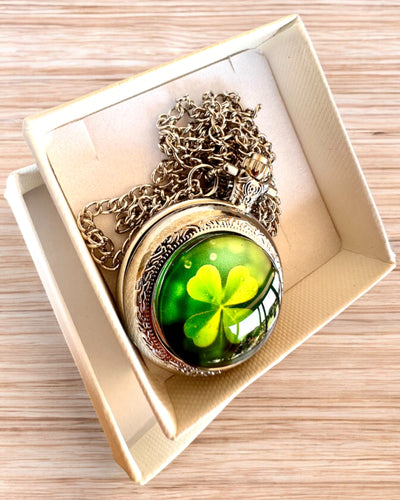 Lommeur "CloverTime" med firkløvermotiv, mulighed for personlig gravering som gave