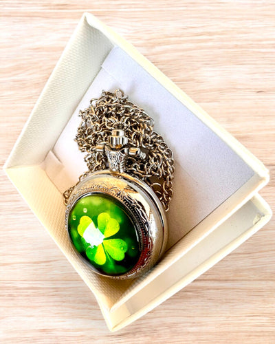 Lommeur "CloverTime" med firkløvermotiv, mulighed for personlig gravering som gave