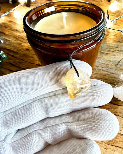 Intentionel sojavokslys 250 ml med naturlig sten – vælg din energi: Citrin eller Granat, personliggørelse med gravering som gave