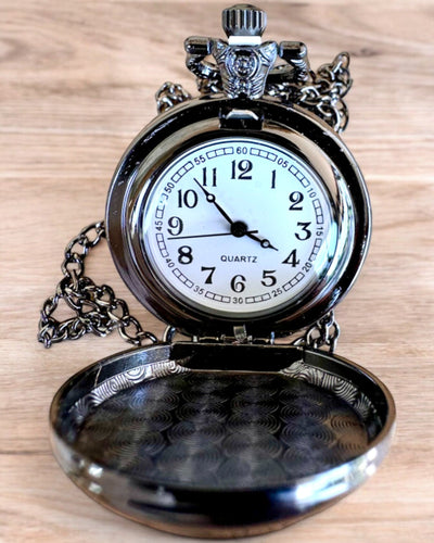 Lunar Wolf Lommeur – Måneulvens Ur, mulighed for personlig gravering som gave