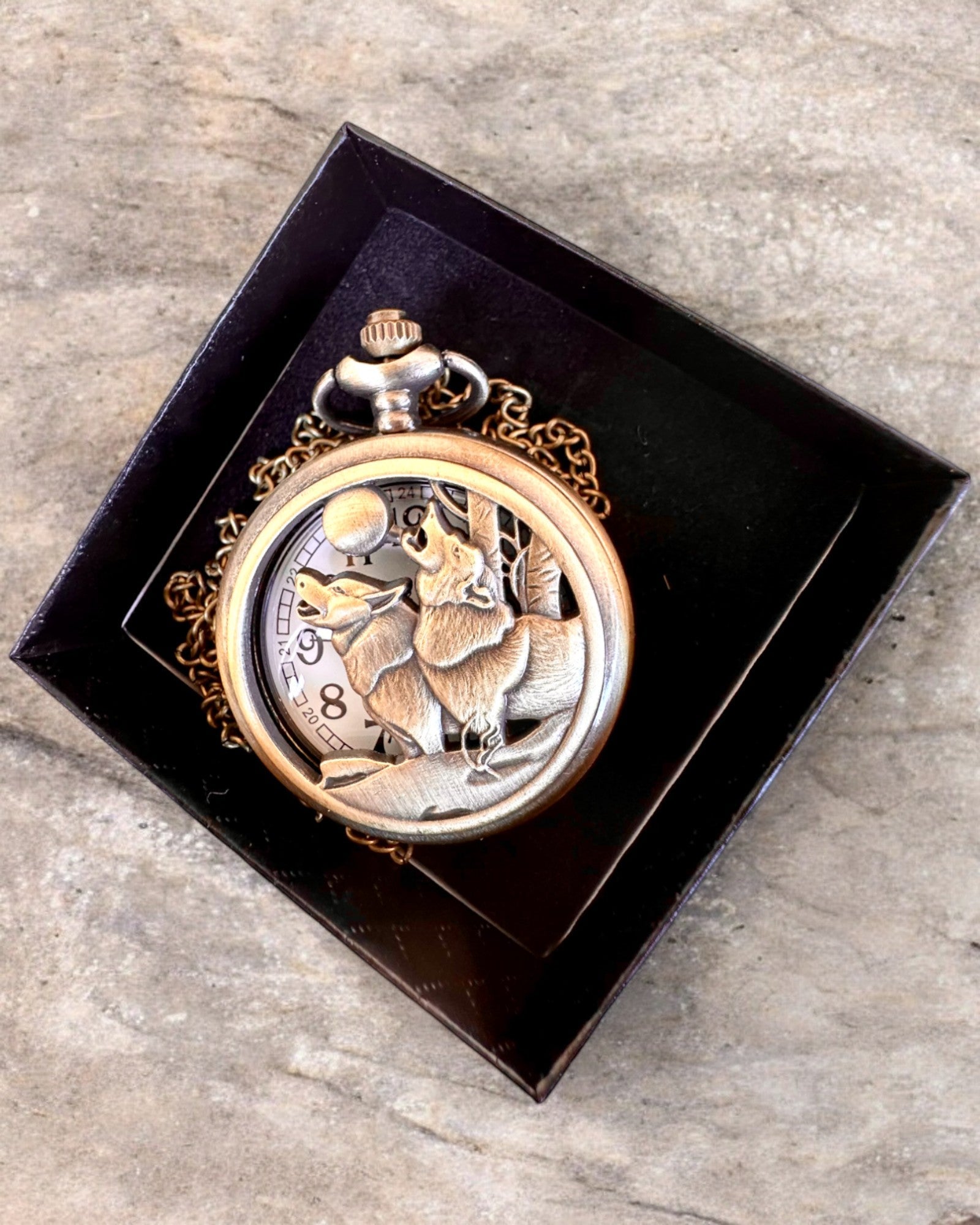 „Luna Wolf” – Stilfuldt Lommeur med Ulve, mulighed for personlig gravering som gave